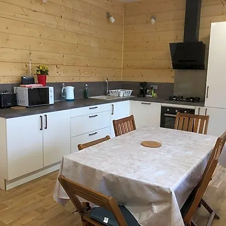 La Petite Ferme De - Parc Animalier - Aire De Loisirs Couette-café 3*